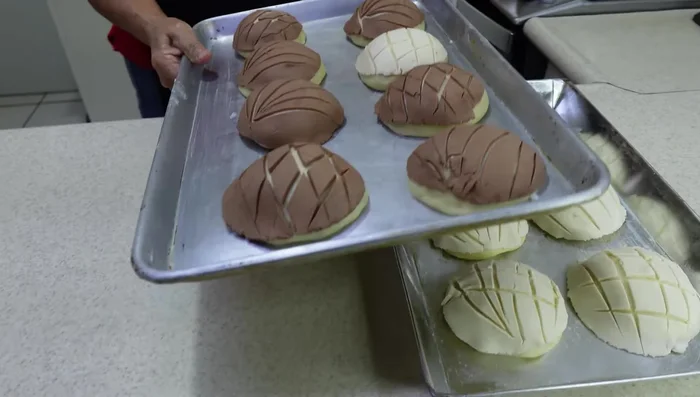 Let the conchas rise for another 30 minutes.