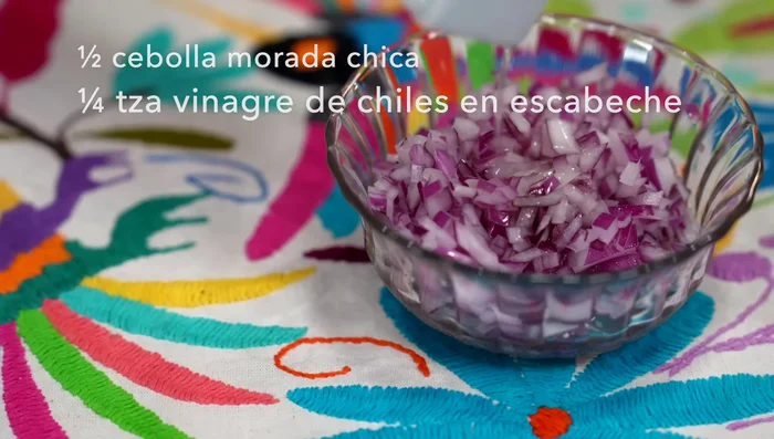 Prepare onion: chop, add pickled chili vinegar, and drain after 10 mins.