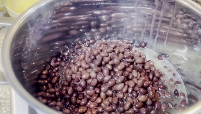 Prepare bean mixture: Add beans, a little liquid, and let it cook for 15-20 minutes until soft. Mash into a paste. [116, 126.84]