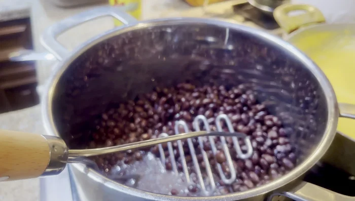 Cook chicken with salt, pepper, and taco seasoning. [139.04]