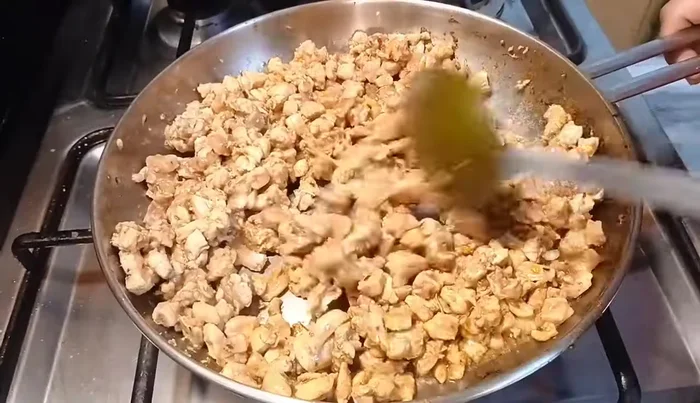 Fry the marinated chicken in a pan until the water dries up and the color changes.