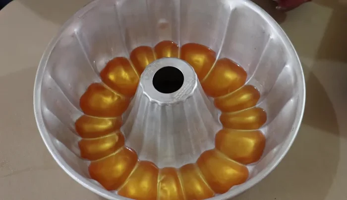 Arrange peach slices horizontally in the semi-set gelatin.