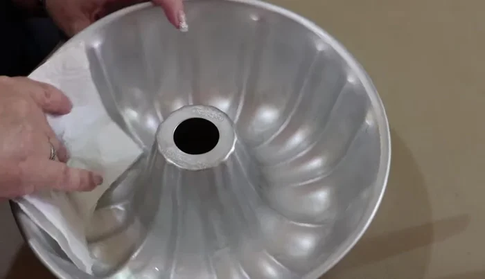 Grease the mold with cooking oil and a napkin to ensure easy unmolding.