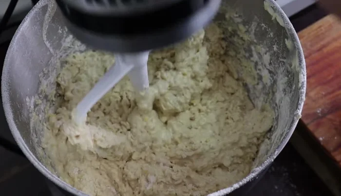 Beat the ingredients at medium speed for 3 minutes.