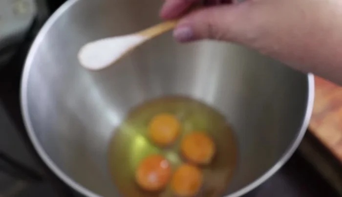 Beat 4 eggs at high speed with a pinch of salt for 4-5 minutes until color changes.