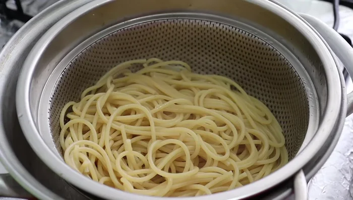 Drain the cooked spaghetti and reserve the cooking water.