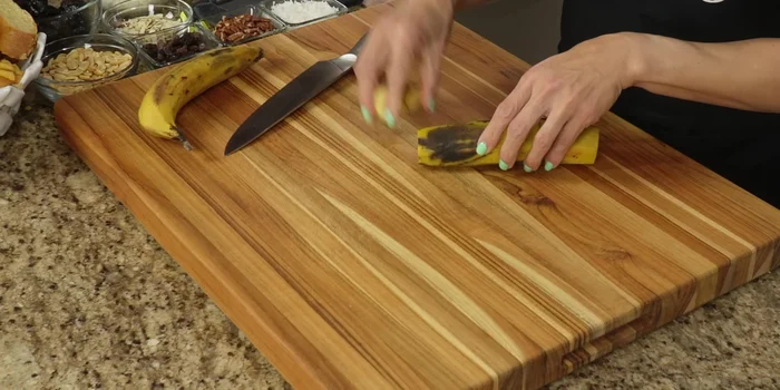 Cut the plantains into elongated slices.