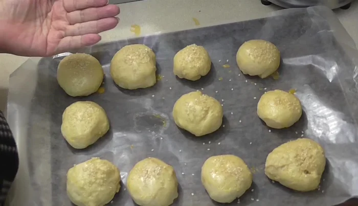 Bake: Bake in a preheated oven at 180°C (350°F) for 15 minutes, or until golden brown.