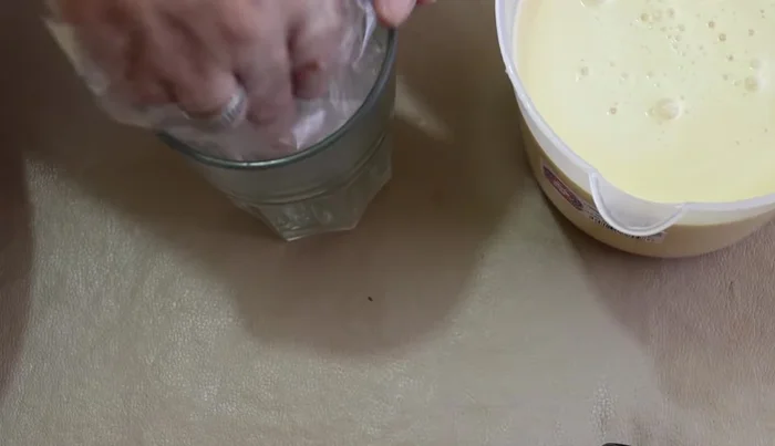 Fill the popsicle bags, leaving some space at the top to avoid overflow.