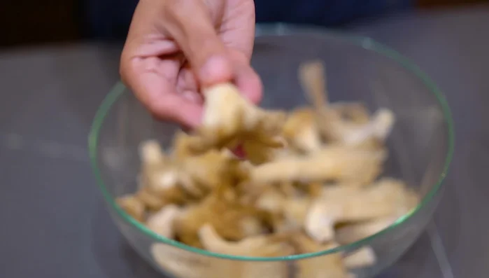 Prepare the mushrooms. If they have a little dirt, use a wet towel to clean them. Don't soak them in water. Rip them into hearty pieces.