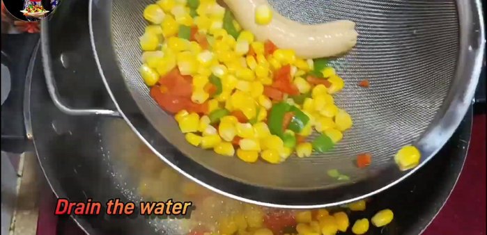 Drain all the water from the cooked vegetables and dry them completely.
