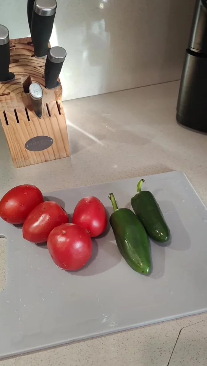 While chops are cooking, chop vegetables (onion, chili) into slices.