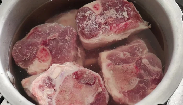 Cut the pork knuckle or shanks (2 kg) into thick slices.