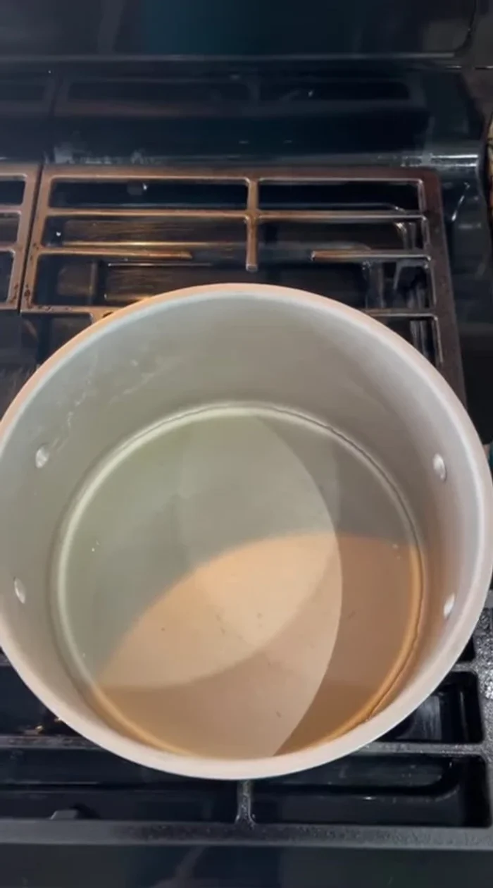Heat oil in a pot, add the blended sauce and cook.
