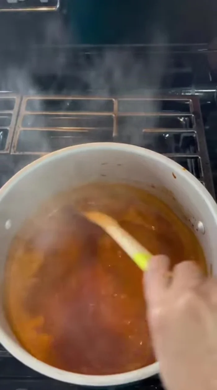 Add 1 liter of hot water and oregano to the strained broth and bring to a boil.