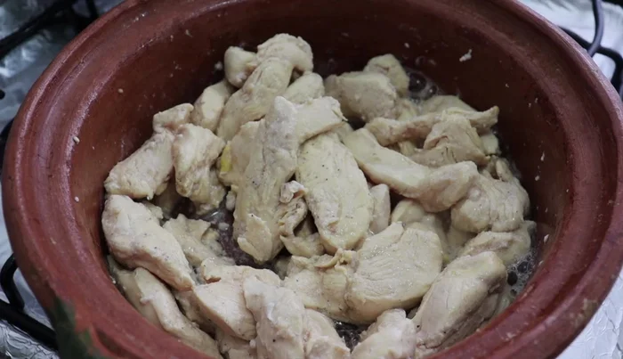Add the blended tomato sauce to the chicken and fry.