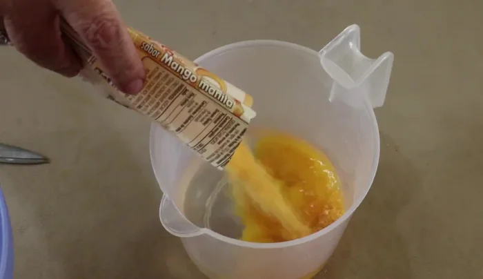 Prepare the mango gelatin topping: Dissolve 120g of mango-flavored gelatin in a cup of boiling water, add 1 tablespoon of unflavored gelatin, then add 3 cups of water.