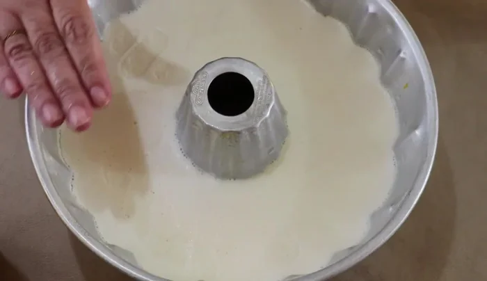 Layer the mango gelatin: Carefully unmold the three-milk gelatin and place it on a tray. Pour the mango gelatin over the three-milk gelatin.