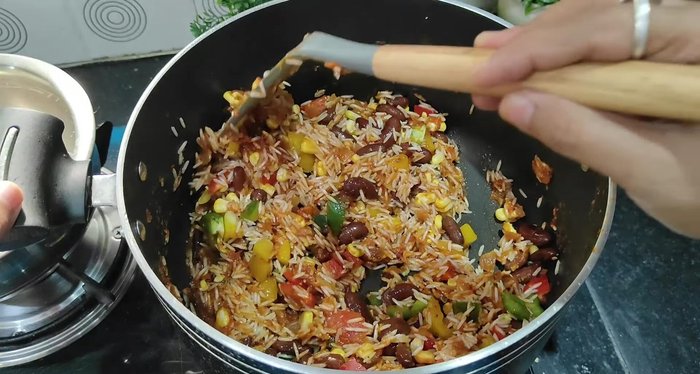 Add heated water to the rice mixture.