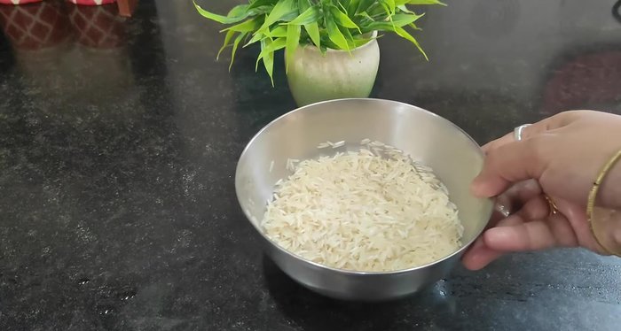Wash rice 2-3 times, soak in water for 30 minutes, and set aside.