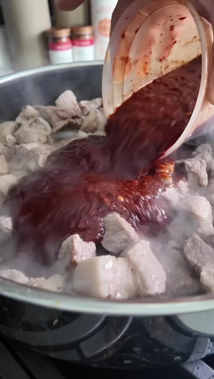 Add blended chile rojo (chili wajillo, water, onion, and garlic).