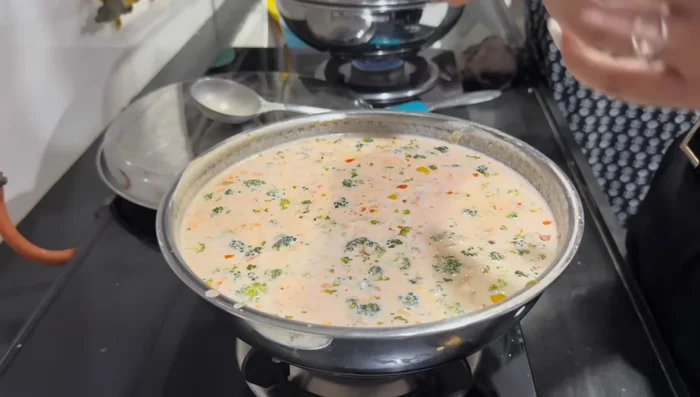 Add fresh cream and stir well.