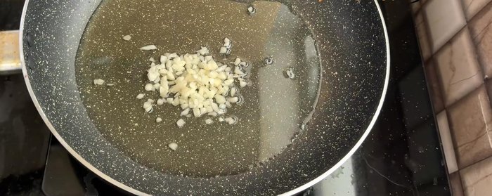 In a frying pan, fry finely chopped garlic for 1 minute.