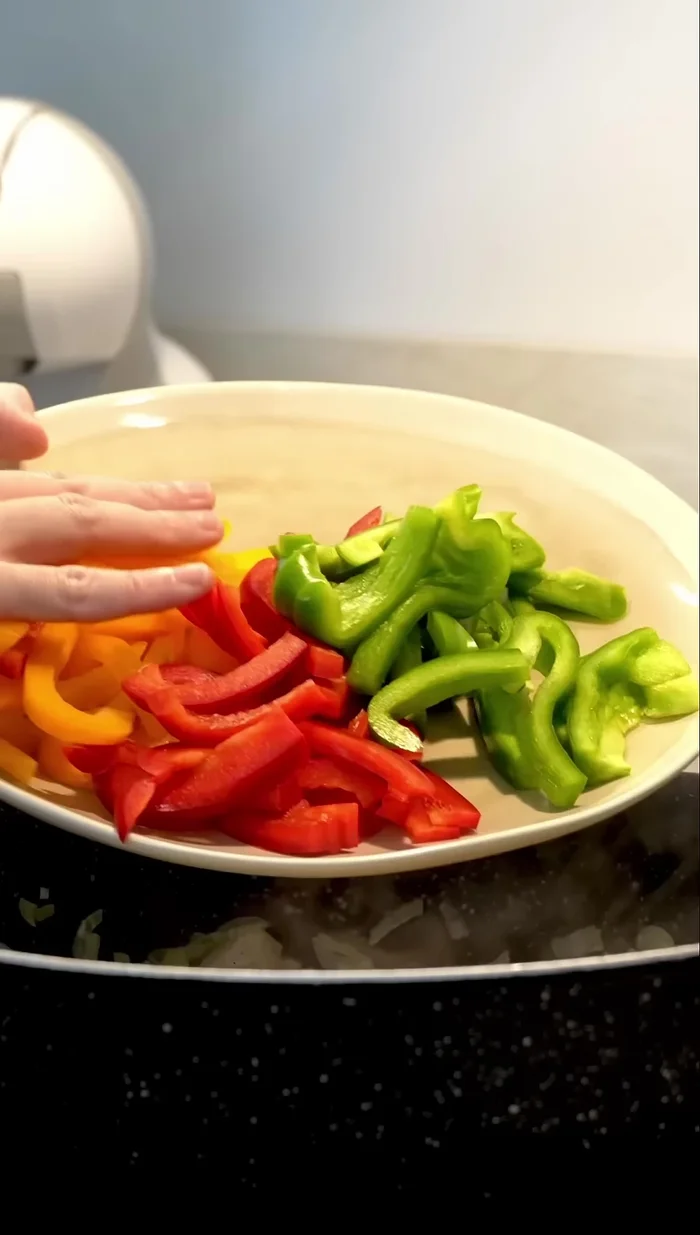 Add the peppers and 15g of Faritas seasoning spices. Mix and cook for another 5 minutes.