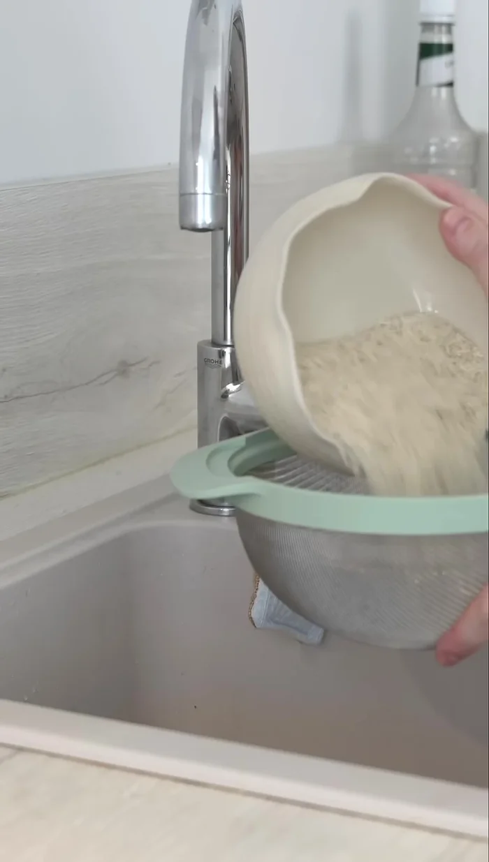 Rinse 200g of basmatic rice with cold water.