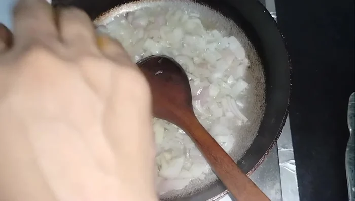 Add chopped garlic and cook briefly. (250.76)