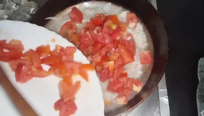 Add chopped tomatoes and cook until softened. (271.639)
