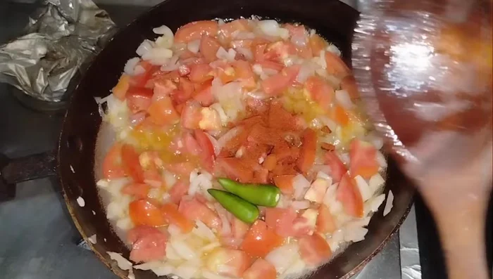 Stir in paprika powder, white cumin, red chili powder, salt, ginger powder, oregano, sugar, black pepper, chicken powder, and vinegar. (327.759)