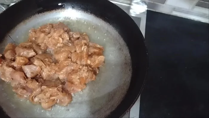 Cook the marinated chicken in a pan until its water evaporates and it's cooked through. (484.72)