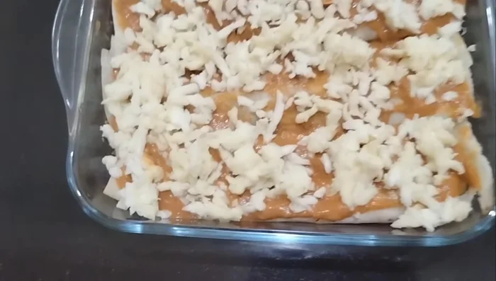 Bake at 200°C for 10-15 minutes, or until golden brown and bubbly. (812.519)