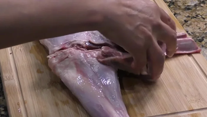 Rinse the goat leg thoroughly and cut it to allow the sauce to penetrate well. Season generously with salt. (33.079)