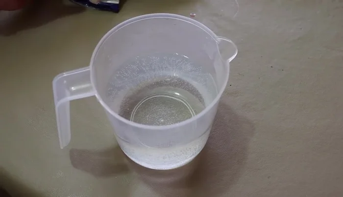 Prepare the clear gelatin: Dissolve 120g of crystalline gelatin in 3 cups of boiling water until smooth.