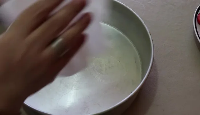 Grease a larger mold (27cm) with oil using a napkin. Refrigerate until cold.