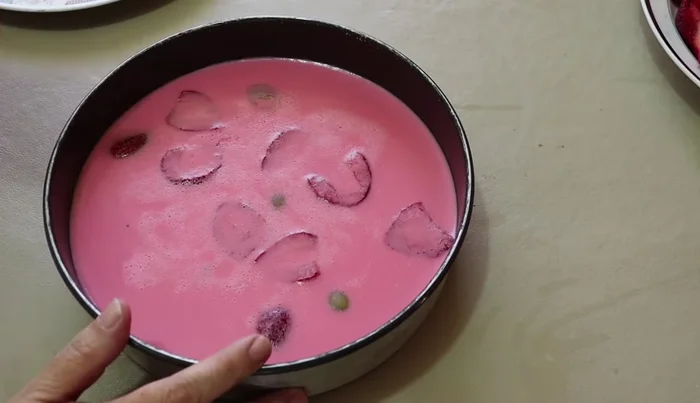 Remove the larger mold from the freezer. Pour a layer of clear gelatin into the mold. Refrigerate for 3 minutes until semi-set.