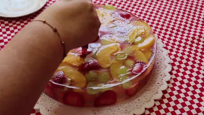 Grease two molds with a small splash of oil, using a kitchen napkin. Refrigerate for at least 5 minutes.