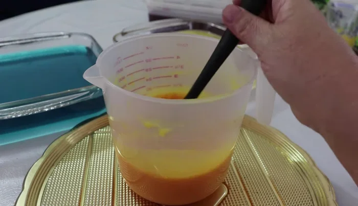 Add the remaining 1 liter of milk to the dissolved gelatin mixture, ensuring the milk is hot to prevent lumps.
