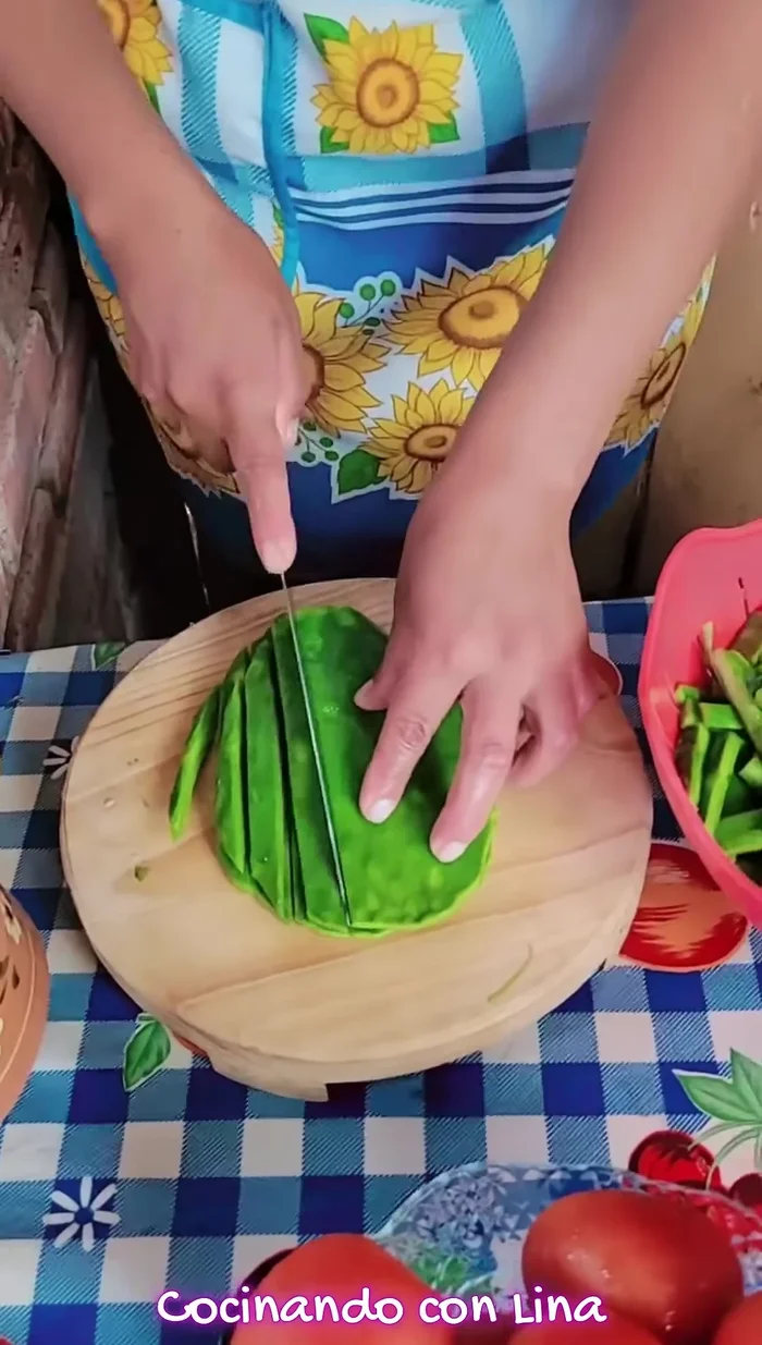 Cut the cactus (nopales) into slices. Use 600g.