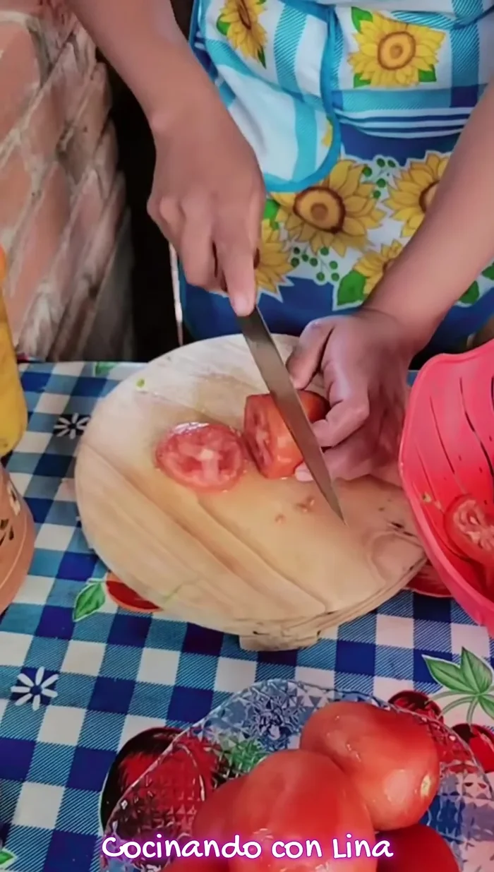 Cut the tomato into slices.