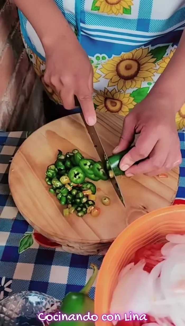 Chop the chili peppers (jalapeños and spider peppers).