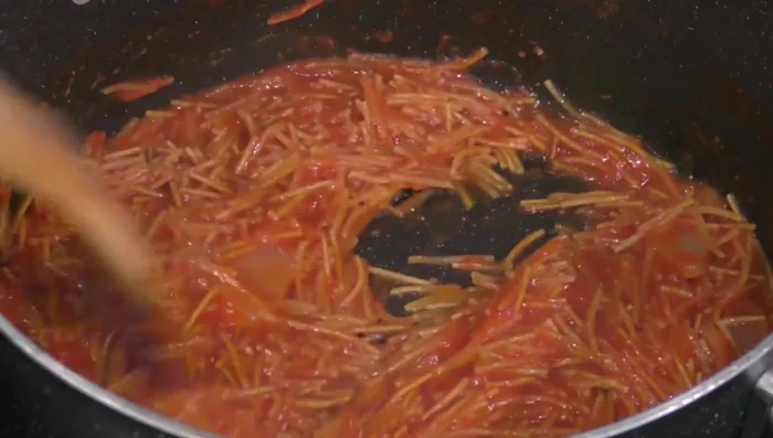 Add the blended tomato mixture to the pan with the fried noodles.