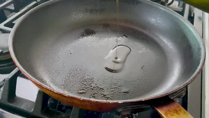 Drain and mash black beans in a pan with a little of the bean liquid.