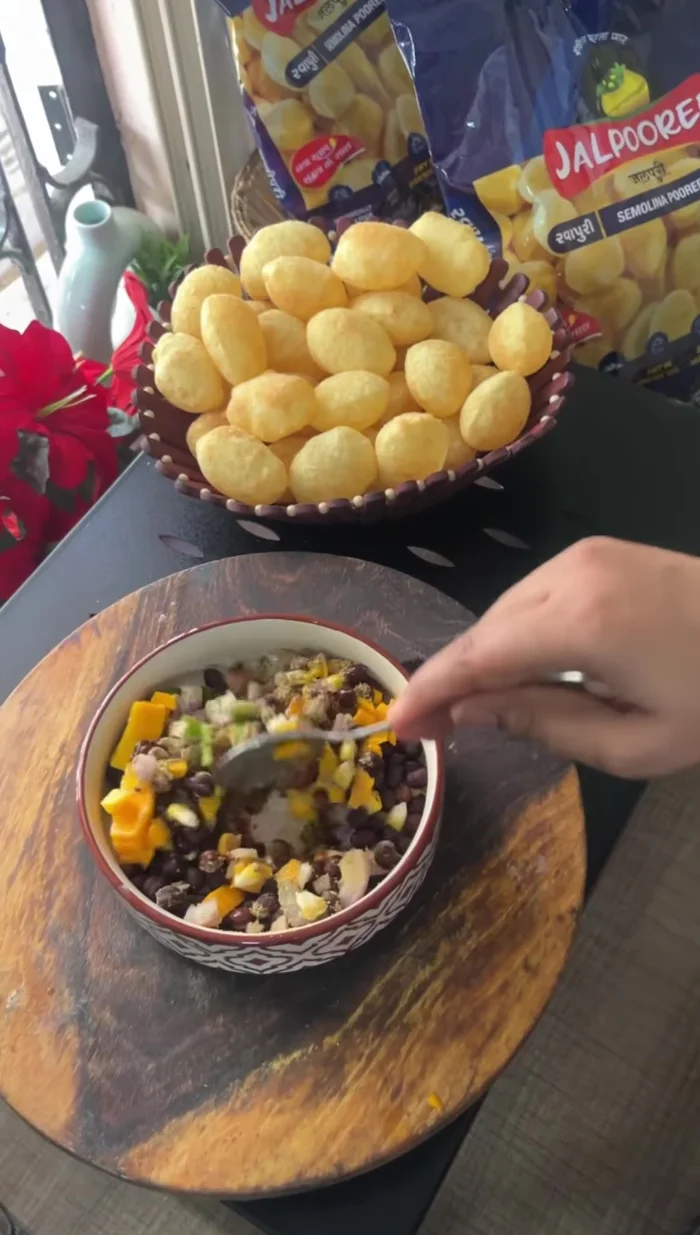 Add chopped mango to the filling and mix well. Set aside.