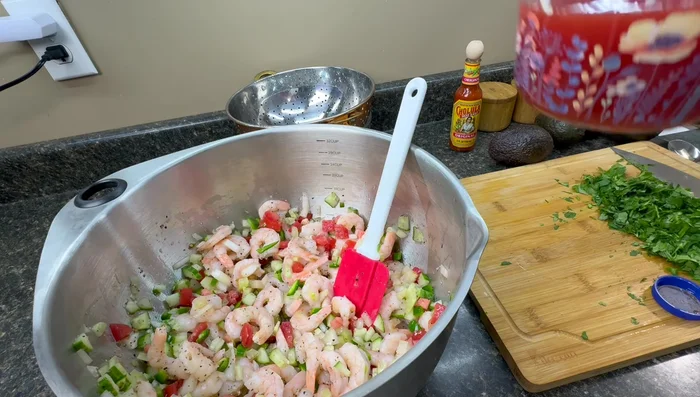 Add Clamato (or V8 juice) and ketchup to the bowl.