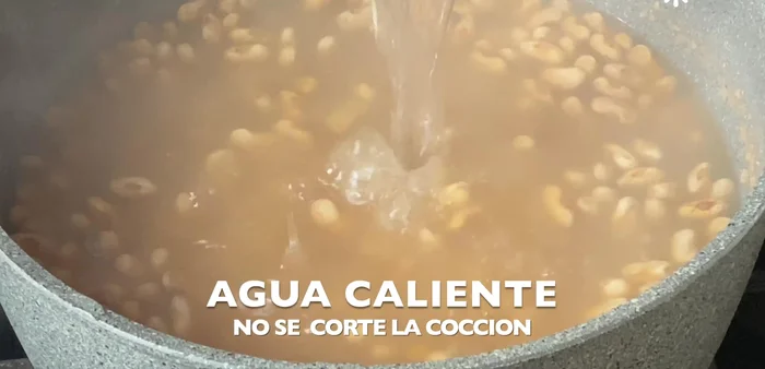 After the water is consumed, replace it with hot water to prevent the cooking from stopping. Continue cooking for another 2 hours.