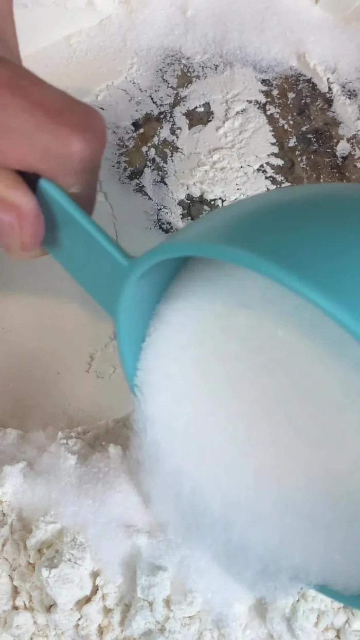 Prepare the dough: Combine flour, salt, sugar, eggs, and vanilla extract. Add the yeast mixture and mix until absorbed. If using a mixer, the process is faster. Knead by hand until smooth and elastic, adding butter at room temperature. Perform the windowpane test to check gluten development.