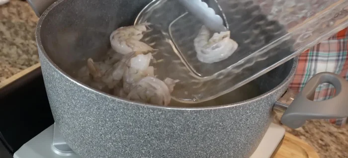 Cook the shrimp in the broth for 2-3 minutes until they change color.